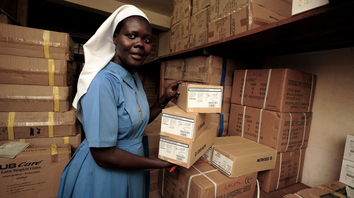 Zdravotní sestra zdolala v Ugandě nebezpečný žebřík, aby doručila dětem vakcíny